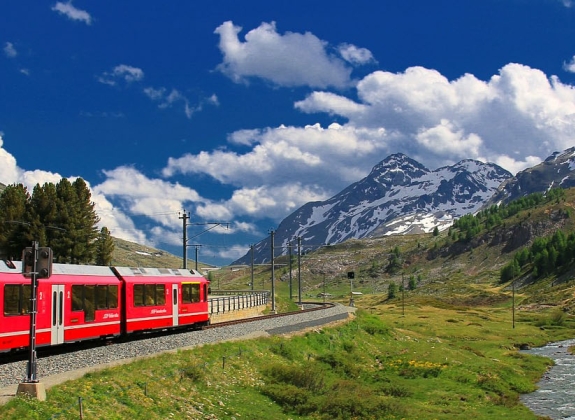 5.-Bernina-Express-in-Switzerland-1800x600