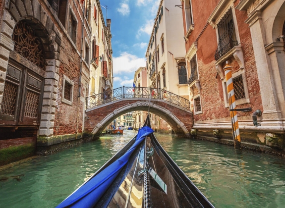View-from-gondola-during-the-ride-through-the-canals-Venice-iStock_86287593_XLARGE View-from-gondola-during-the-ride-through-the-canals-Venice-iStock_86287593_XLARGE