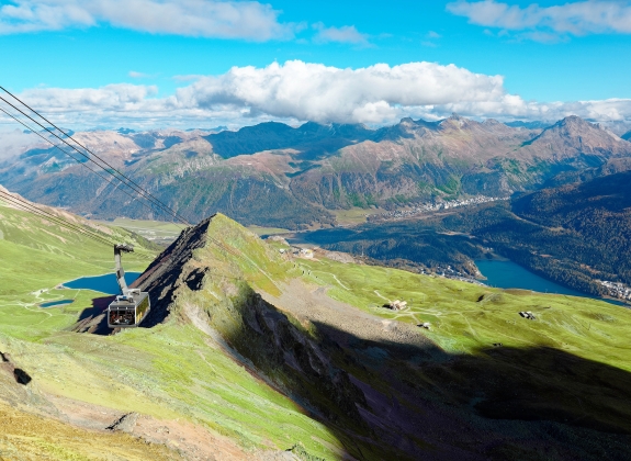 cable-car-flying-over-mountaintop-piz-nair-overlooking-lake-st-moritz_2178162239_web