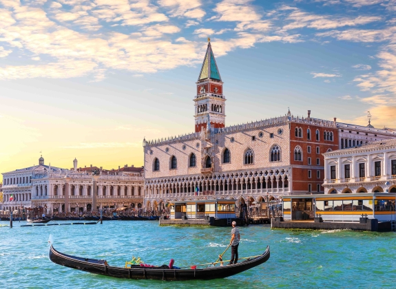 gondola-doges-palace-venice-italy