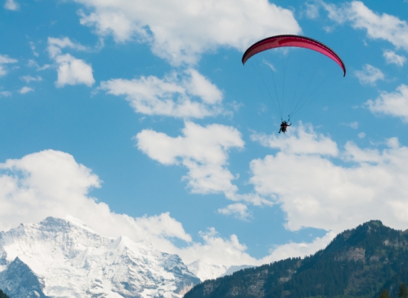 paraglider-in-swiss_alps_000024591295