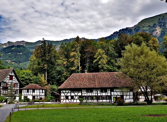 swiss-houses-ballenberg-open-air-museum-brienz-switzerland_1321425317_web