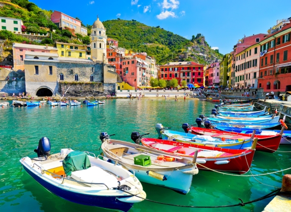 vernazzaa_cinque-terre-italy-boats