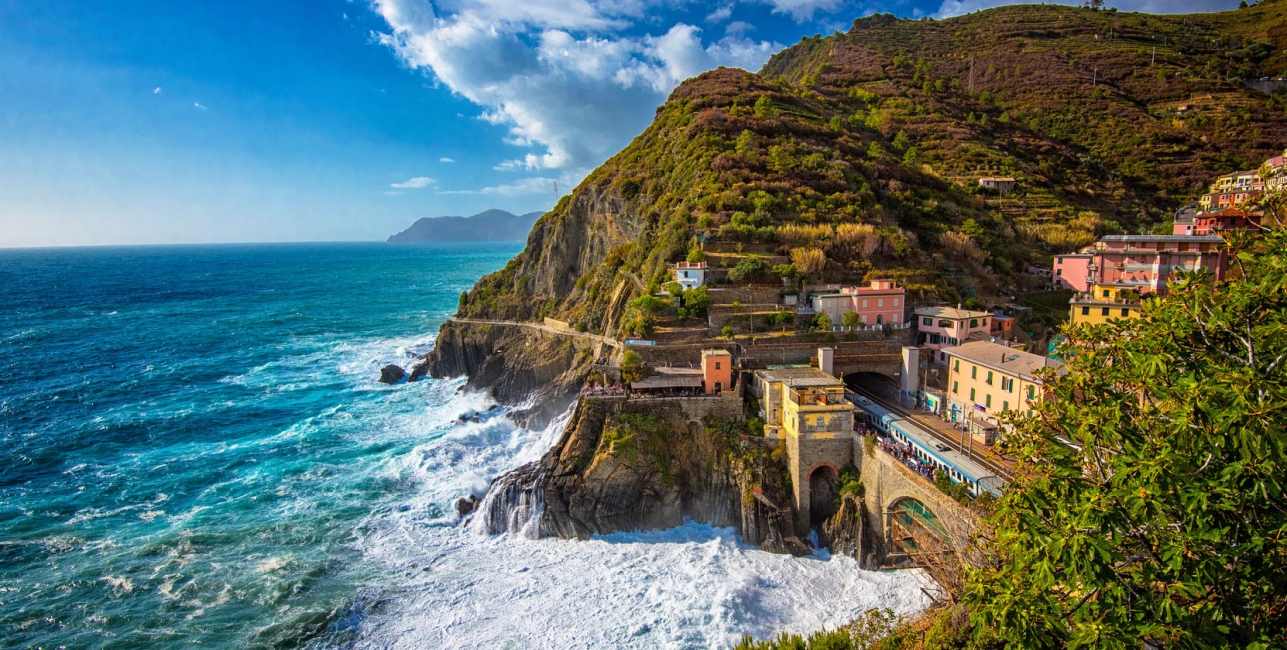 Train-Passing-Through-Riomaggiore_cinque-terre