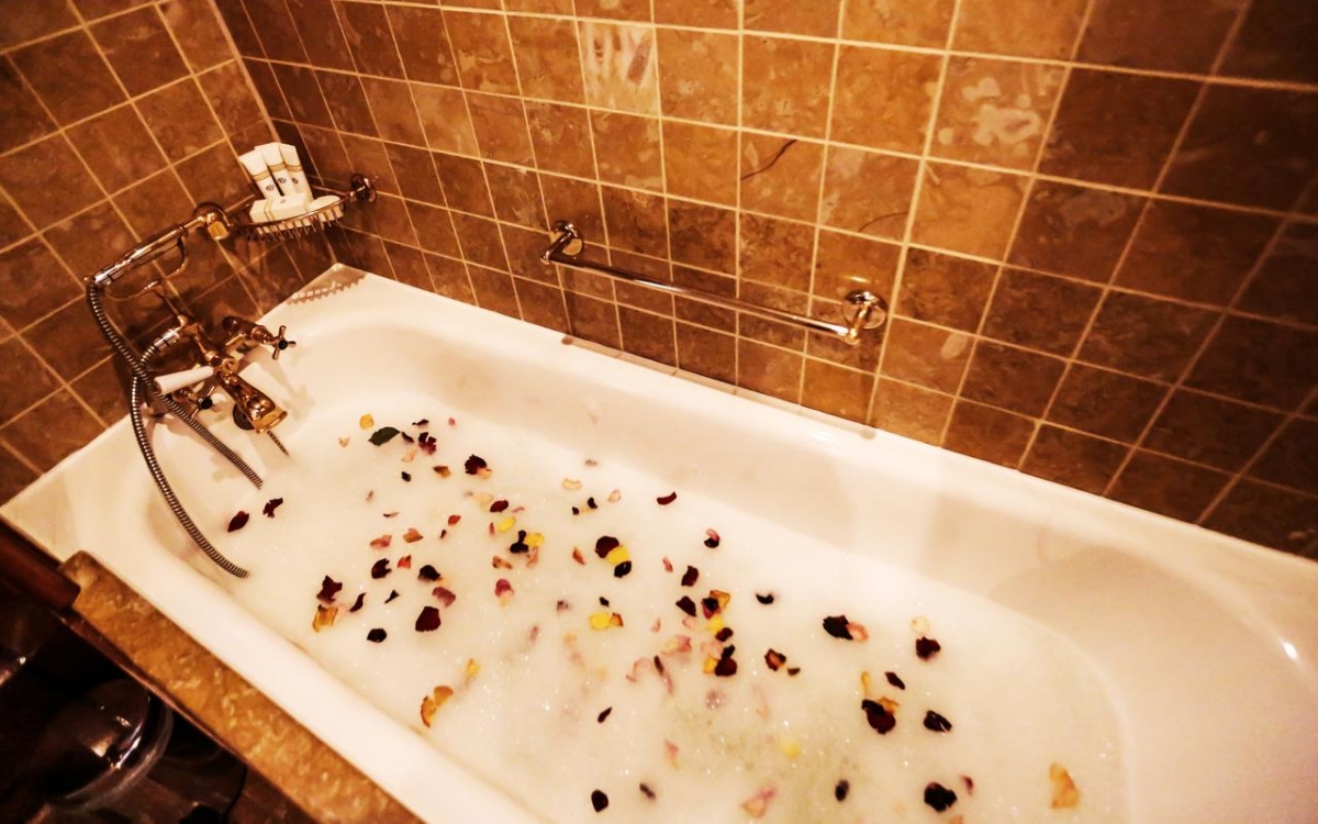 Luxury Suite Bathtub onboard the Blue Train