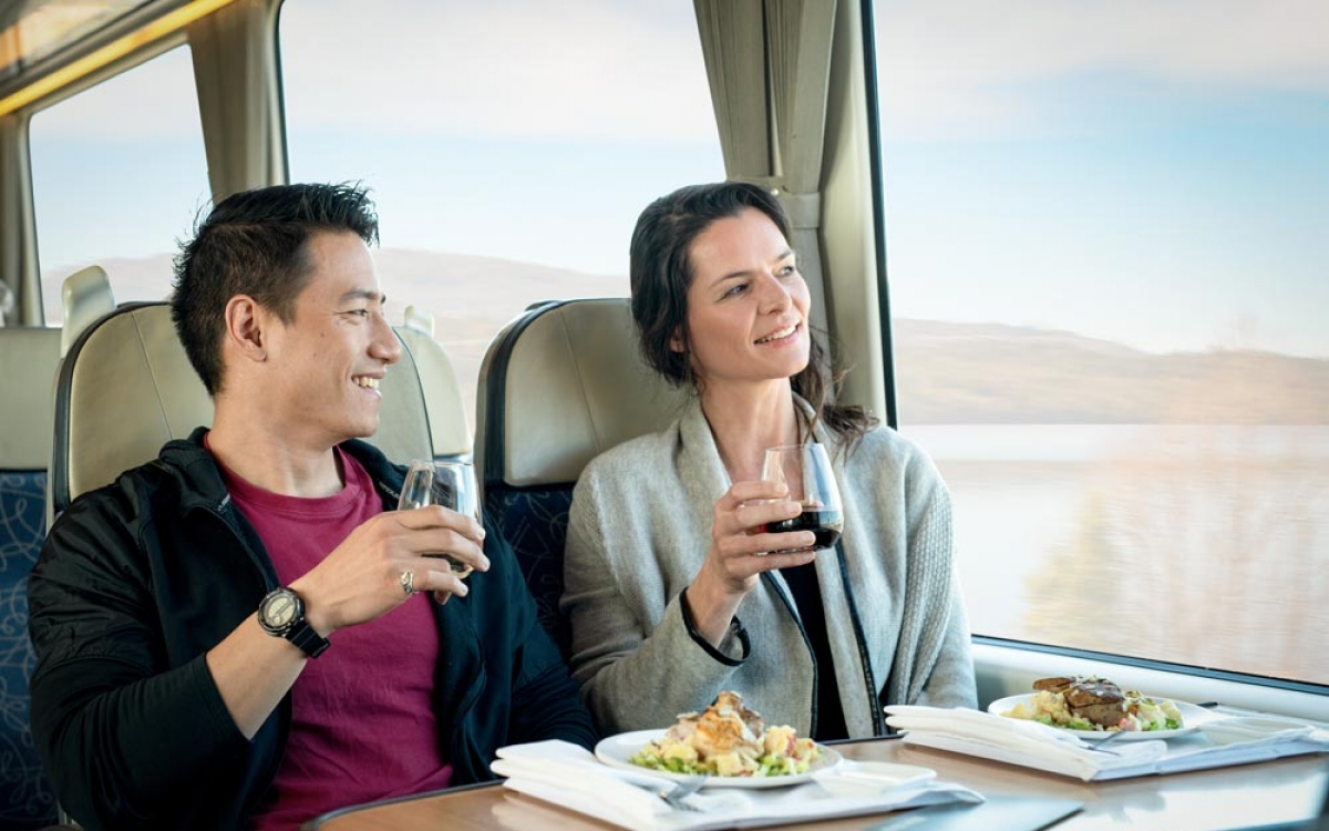 Scenic-Plus-Dining-Couple