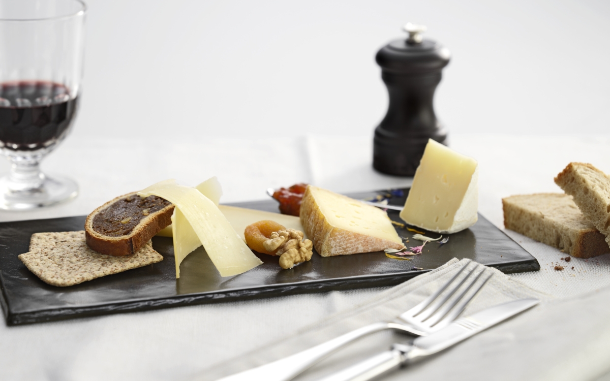 glacier_express-excellence_class-mittagessen-dessert-kaseplatte-2019_3