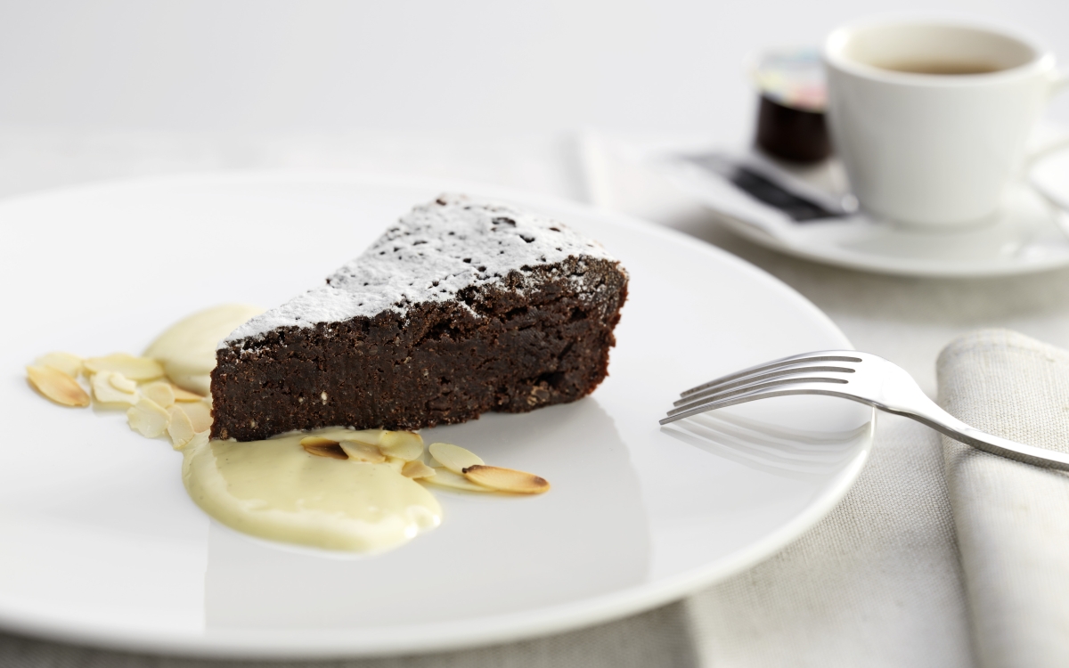 glacier_express-excellence_class-mittagessen-dessert-schokokuchen-2019_4