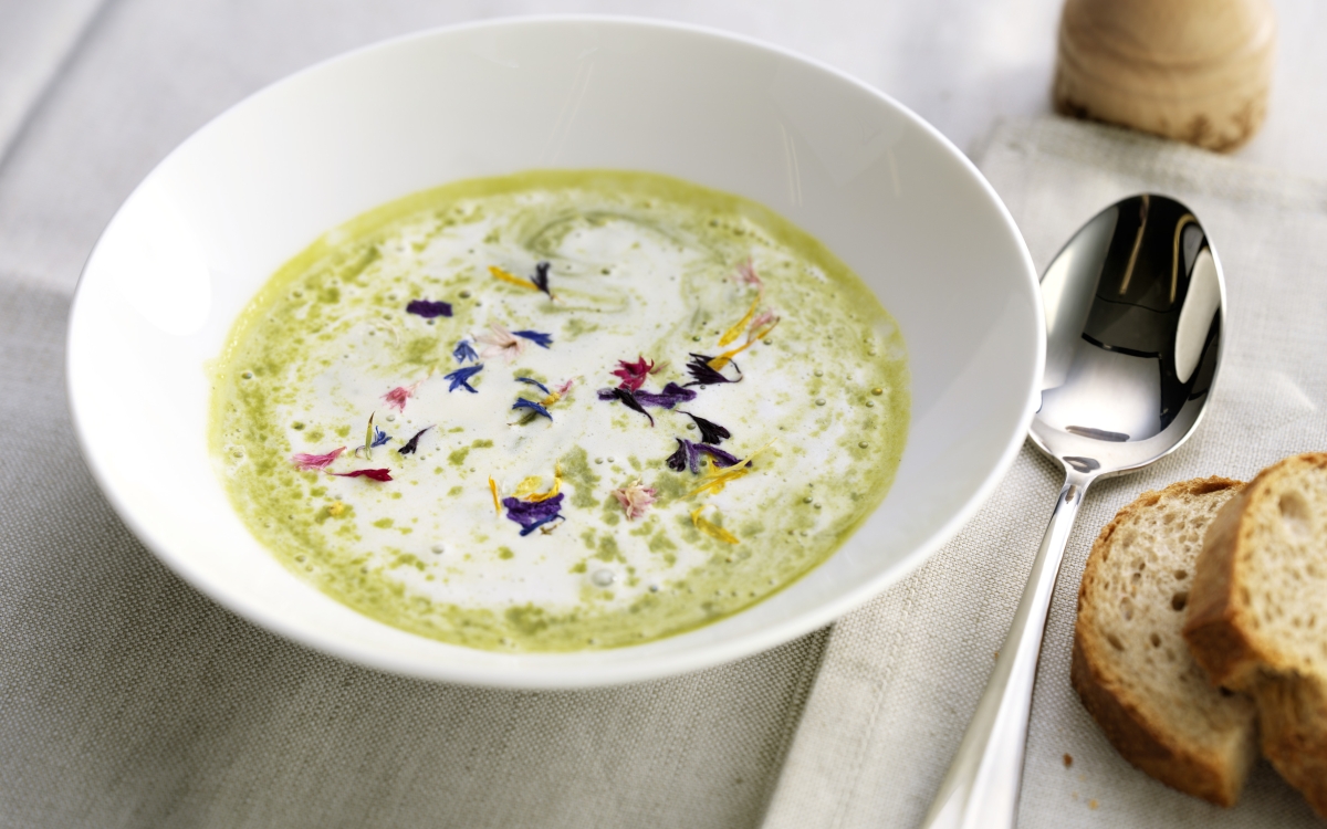 glacier_express-excellence_class-mittagessen-suppe-2019_5