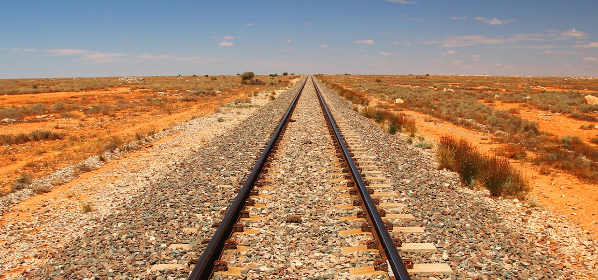 4.-Indian-Pacific-Railway-in-Australian-Outback-1800x600