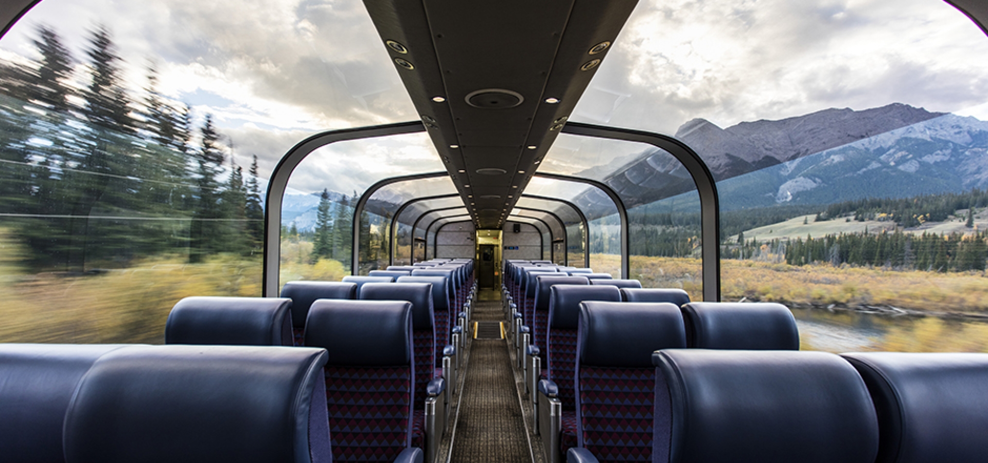 Trains VIA Rail Railbookers®