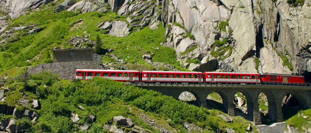 Product-Image-Gotthard-train-through-mountains