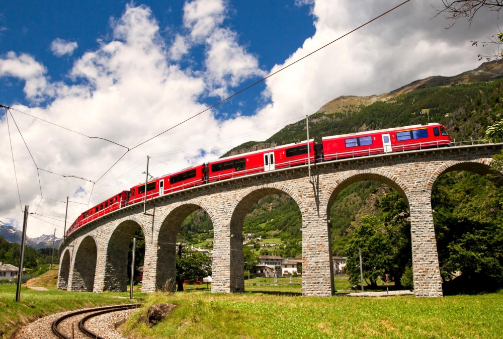 Train-passing-by-Switzerland-iStock_21456873_XXLARGE Train-passing-by-Switzerland-iStock_21456873_XXLARGE