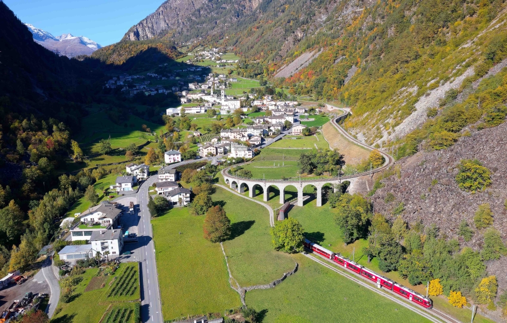 bernina_train-traveling-under-famous-brusio_2012340953_web.jpg