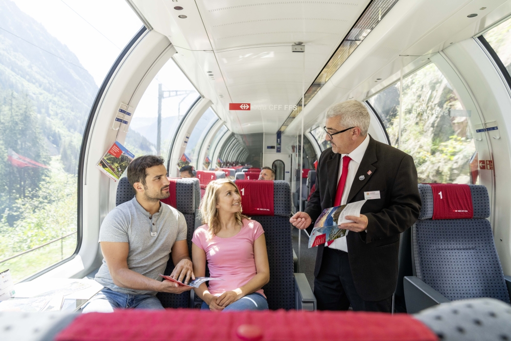 gotthard-panorama-express_tour-guide-in-panorama-coach