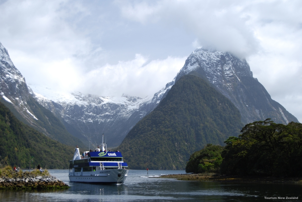 l362-milford-sound-fiordland-tourism-new-zealand